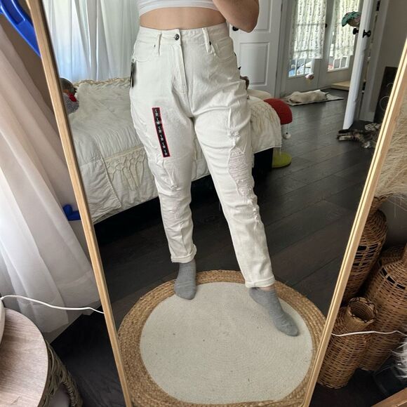 Hot Topic Women’s White 7 Distressed Mom Jeans NWT - Picture 1 of 8